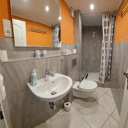 Holiday home An Der Wasserburg Ganzes, Modern Eingerichtetes Haus In 53919 Weilerswist-metternich Mit 6 Zimmern Und 8 Betten Nahe Phantasialand Koeln Messe Weilerswist
